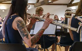 Pomozte mladým talentům zazářit na mezinárodní scéně.