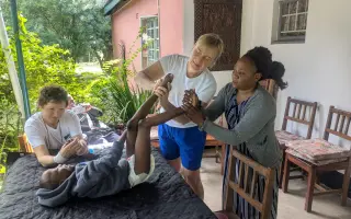 Ivka, Johanka a Honza opět v Zambii – učíme laskavý přístup k dětem s postižením