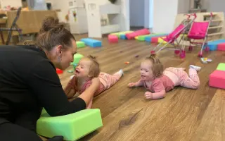 Terapie pro výjimečná dvojčátka s Downovým syndromem Marušku a Zuzanku