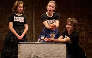 OBLÉKNEME CÍSAŘOVY NOVÉ ŠATY 2026 - festival otevřeného divadelního myšlení