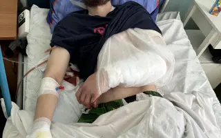 Z fronty rovnou na operační sál. Pomozme Yuriimu zotavit se po těžkém zranění