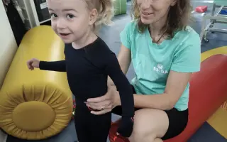 Elenka vyhrála boj o život. Teď bojuje o první kroky.
