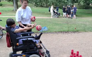 VOZÍK, KTERÝ DÁ SLEČNĚ PETŘE KŘÍDLA