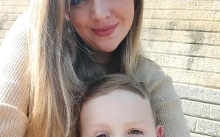 Pomoc s léčbou zubu pro maminku malého chlapečka