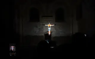 Obec Všekary & David Vávra: skleněný Kristus v poutním kostele na hranici Sudet