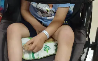 Rehabilitační tříkolka pro pětiletého Ríšu po mrtvici