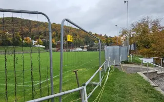 Oplocení fotbalového hřiště proti divokým prasatům