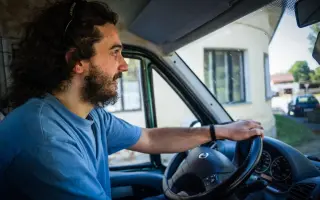 Ať Žábus dál vozí hudbu! Pomozte parťákovi o čtyřech kolech znovu na cesty