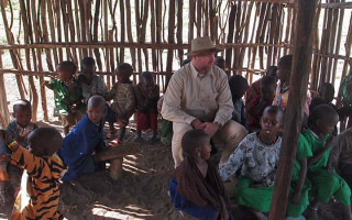 Pomůcky a strava do škol v Tanzanii