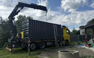 Pomoc pejskům: kontejner na granulky a suchá zásoba uhlí