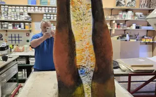Obec Všekary & David Vávra: skleněný Kristus v poutním kostele na hranici Sudet