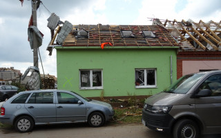 Pomoc pro babičku Dujsíkovou, které tornádo poničilo dům v Moravské Nové Vsi