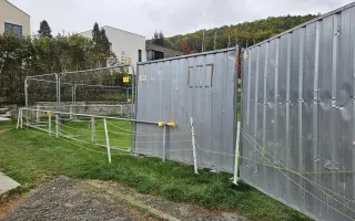 Oplocení fotbalového hřiště proti divokým prasatům