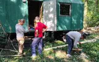 Pomozte nám vytvořit místo pro dětství Mezi stromy