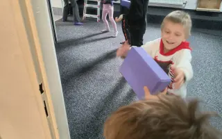 Sokolovně teče do bot