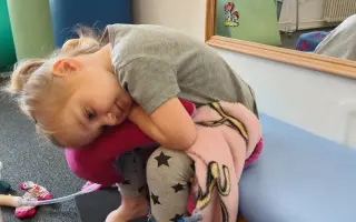 Pomoc pro Adélku a Elišku - Bemer, který jim vrací sílu, ortéza a rehabilitace