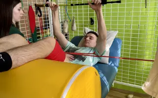 Pomozte Radimovi (18) postavit se znovu na nohy