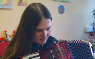 Pomozte sluchově handicapované Agátě splnit její hudební sen