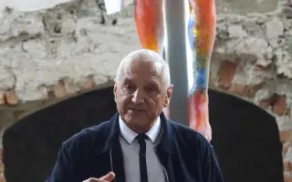 Obec Všekary & David Vávra: skleněný Kristus v poutním kostele na hranici Sudet
