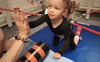Elenka vyhrála boj o život. Teď bojuje o první kroky.