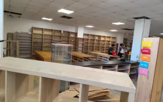 Toxický kouř zničil prodejnu Daroland. Pomozte Lucii začít znovu.