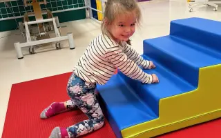 Pomozme Karolínce udělat první krůčky