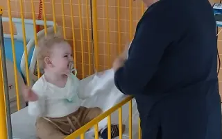 Šance na lepší život pro Tobiáška a jeho rodinu