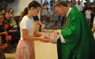 Otci Jiřímu na nové auto pro snadnější rozjezd k (v) nové farnosti