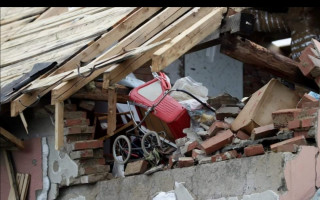 Pomoc samoživitelce Monice a jejímu synovi, kterým tornádo zničilo dům