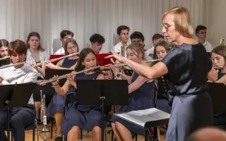 Pomozte mladým talentům zazářit na mezinárodní scéně.