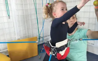Elenka vyhrála boj o život. Teď bojuje o první kroky.