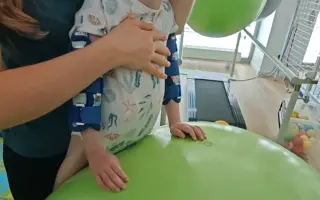 Pomozme bojovníkovi Michálkovi vykročit k prvnímu krůčku a lepší budoucnosti