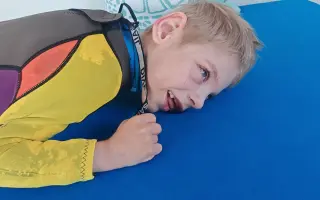 Pomozme bojovníkovi Michálkovi vykročit k prvnímu krůčku a lepší budoucnosti