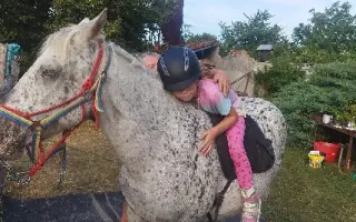 Pomozte Karolínce postavit se na nohy