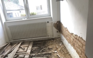 Sbírka na obnovu bydlení pro mladý pár se 2 vlkouši, kterým povodeň vzala vše