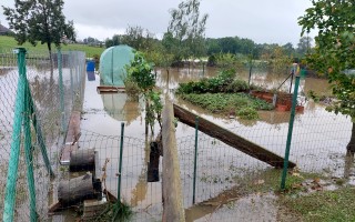 Mladá rodina se dvěma dětmi přišla z důvodu povodní o vybavení domácnosti.