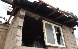 Pomoc kamarádovi, Pavlovi Blažejovi, kterému tornádo v Hruškách sebralo střechu