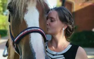 Videoklip k písni Holka od koní – pomozte mi být vidět a slyšet
