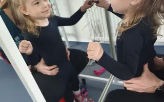 Elenka vyhrála boj o život. Teď bojuje o první kroky.