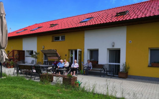 Pomohli jsme postavit pergolu v domově pro seniory v Českém Meziříčí