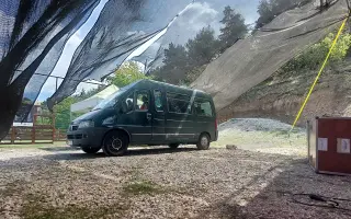 Ať Žábus dál vozí hudbu! Pomozte parťákovi o čtyřech kolech znovu na cesty