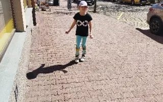 Pomozte Karolínce postavit se na nohy