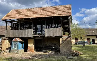 Střecha pro český etnodům v srbské vesnici Kruščica