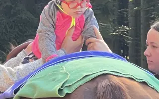 Pomozme Emičce zvládnout život s CHARGE syndromem