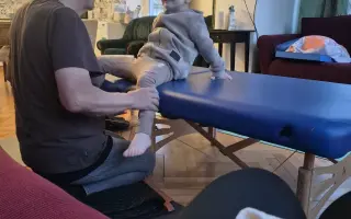 Maminka je po nehodě v nemocnici, buďme oporou pro Lucase a jeho bratra