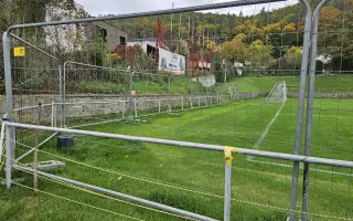 Oplocení fotbalového hřiště proti divokým prasatům
