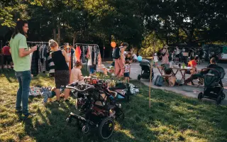 🧡 Podpořte první sousedskou slavnost na hřišti Farky v rámci Zažít město jinak!