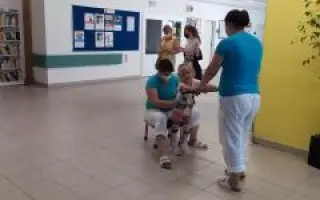 Pomozte Karolínce postavit se na nohy