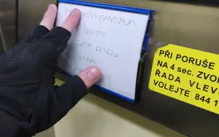 Pomozte mi neztratit spojení se světem navzdory hluchoslepotě