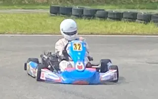 Jmenuji se Vašek. Podpořte mě prosím v mém snu stát se motokárovým závodníkem.